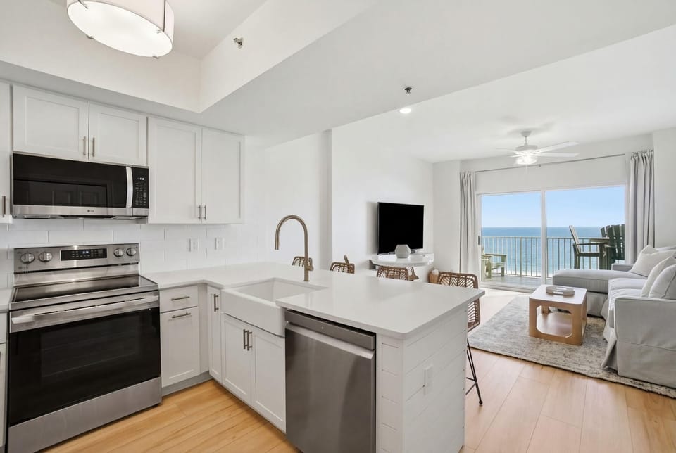 Condo, 1 King Bed with Sofa bed (Tidewater 804) | Private kitchen