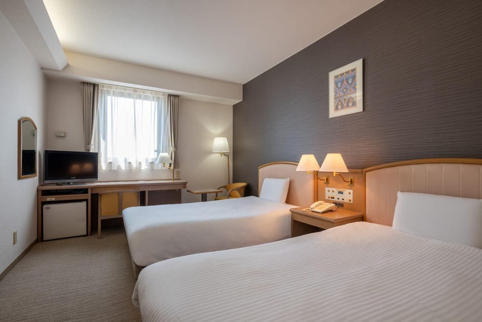 Twin Room, Non Smoking | Desk, laptop workspace, WiFi (free), bed sheets
