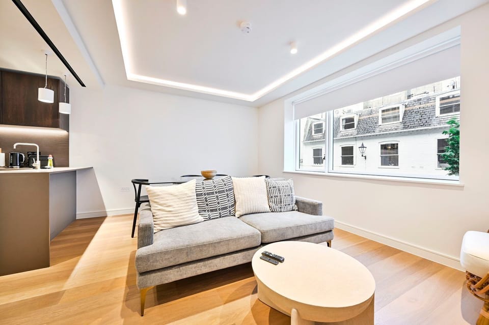 Apartment (GuestReady - Stylish living in Paddin) | Living area | 40-inch Smart TV with digital channels