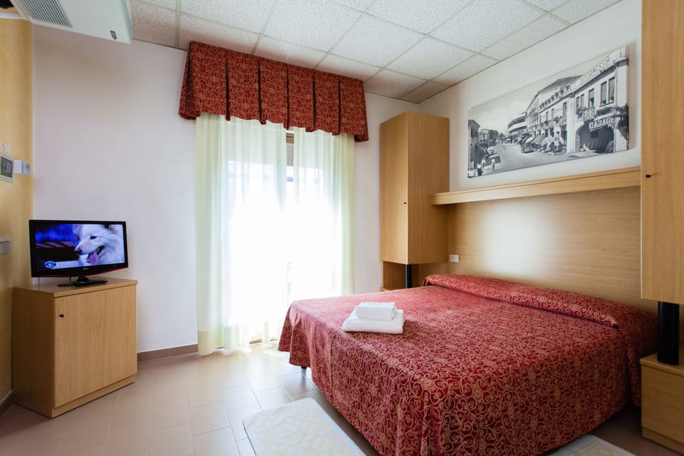 Double Room | In-room safe, desk, free cribs/infant beds, free WiFi