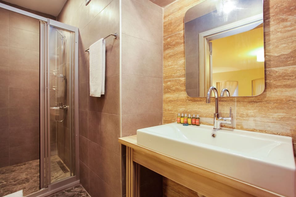 Shower, rainfall showerhead, free toiletries, hair dryer