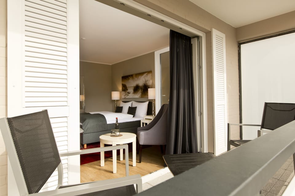 Double Room with south- facing balcony | Premium bedding, individually decorated, individually furnished