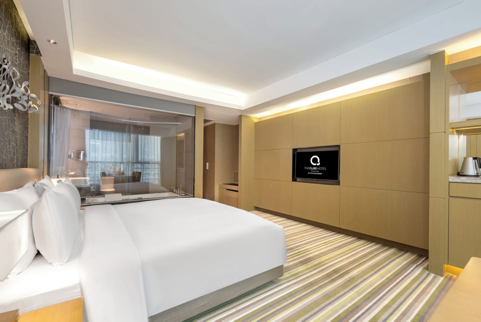 Executive King Room | Minibar, in-room safe, desk, blackout drapes