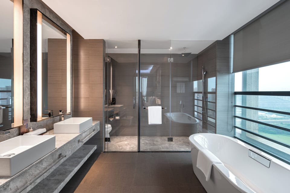 Executive Suite | Bathroom | Free toiletries, hair dryer, bathrobes, slippers