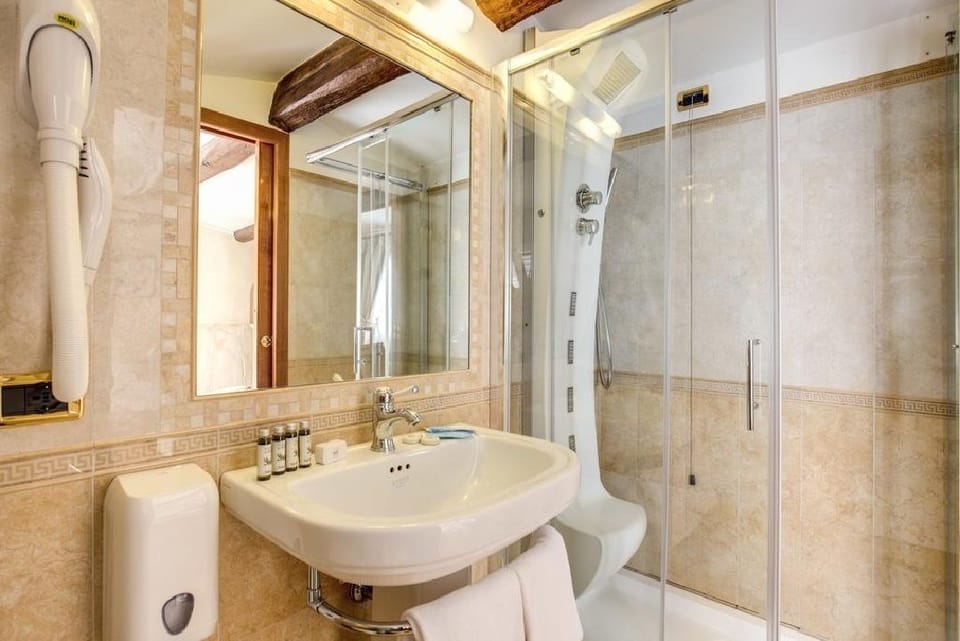 Classic Single Room | Minibar, in-room safe, desk, soundproofing