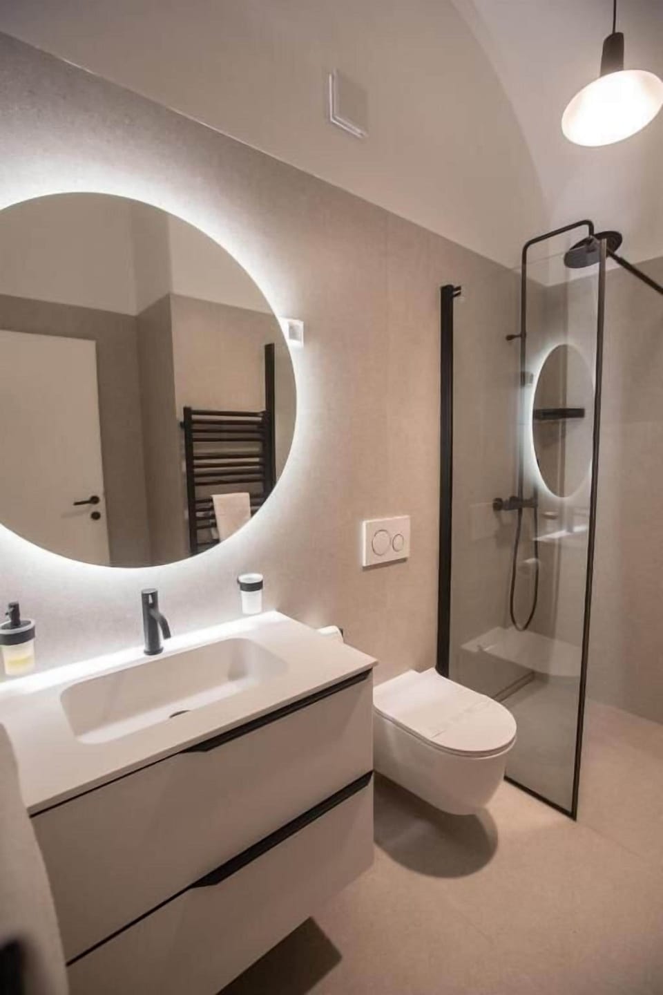 Apartment | Bathroom | Shower, hair dryer, towels, soap