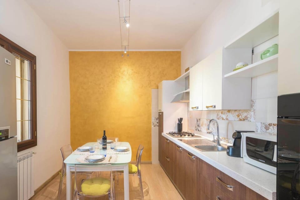 Standard House, Multiple Bedrooms, 2 Bathrooms (Dimora Patrizia) | Private kitchen | Fridge, microwave, oven, stovetop