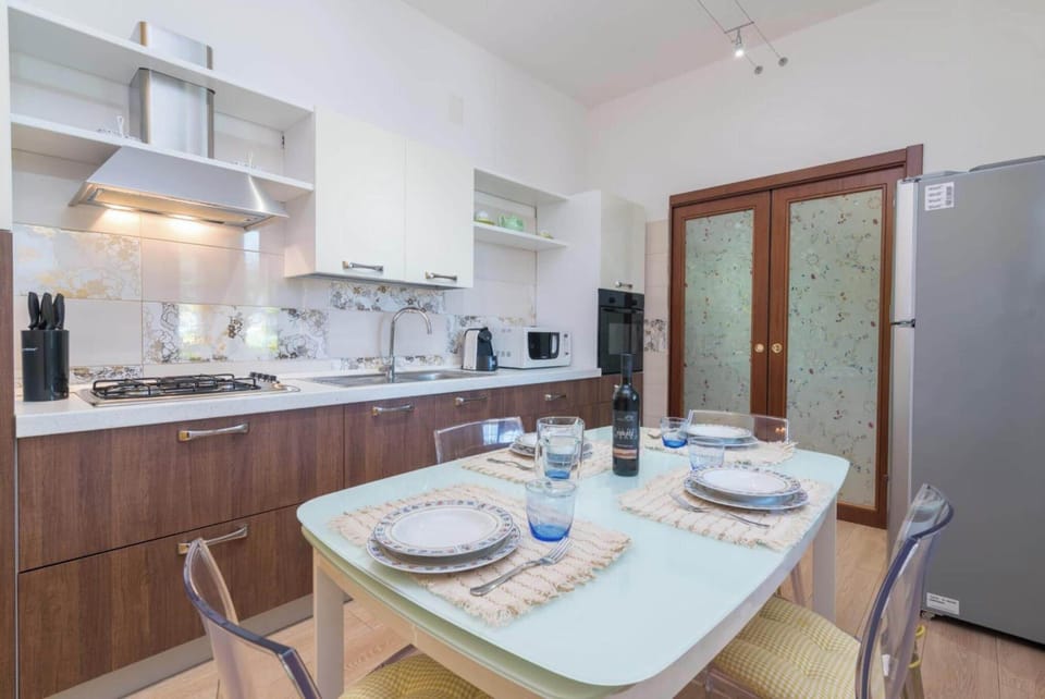 Standard House, Multiple Bedrooms, 2 Bathrooms (Dimora Patrizia) | Private kitchen | Fridge, microwave, oven, stovetop