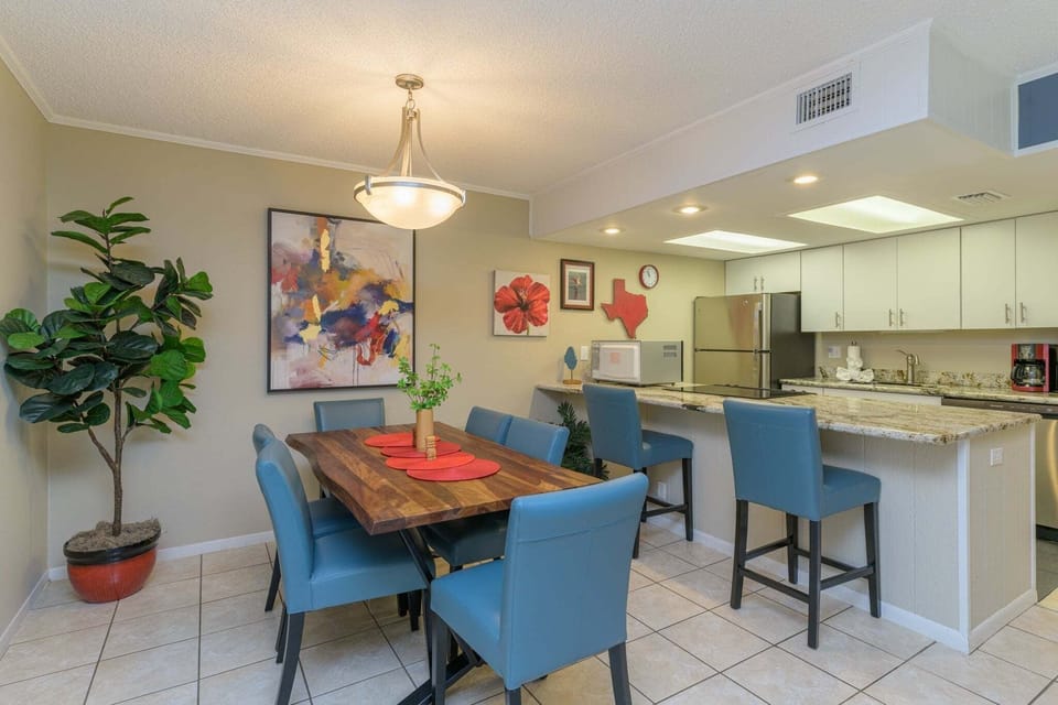 Condo, 2 Bedrooms | Dining