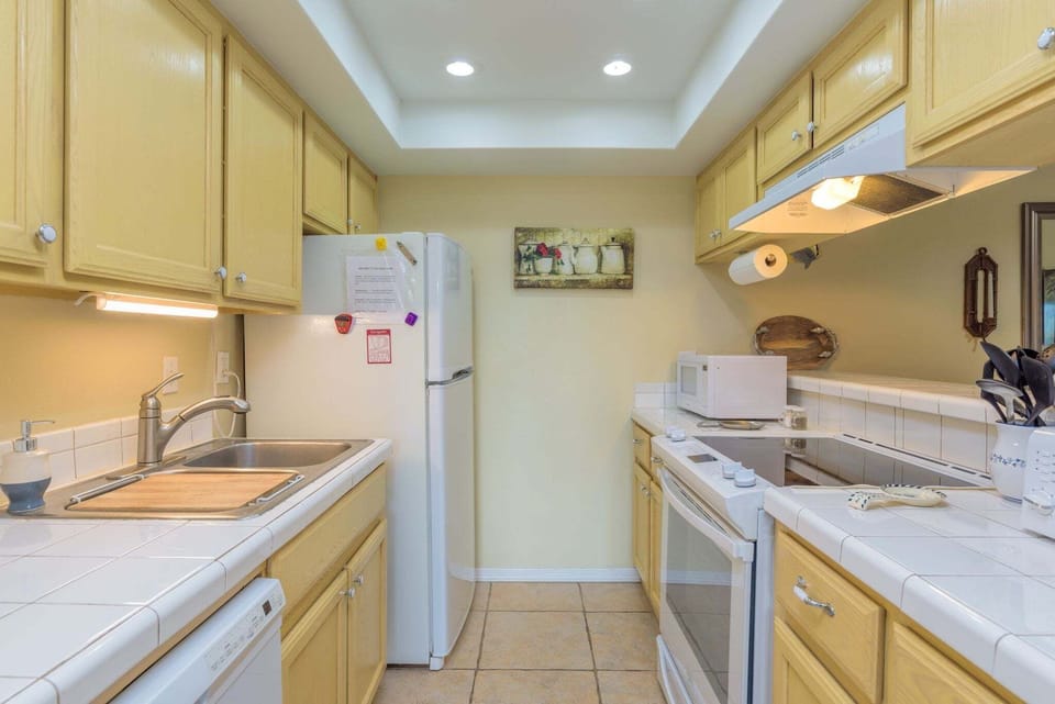 Condo, 1 Bedroom | Private kitchen | Fridge, oven, coffee/tea maker, toaster