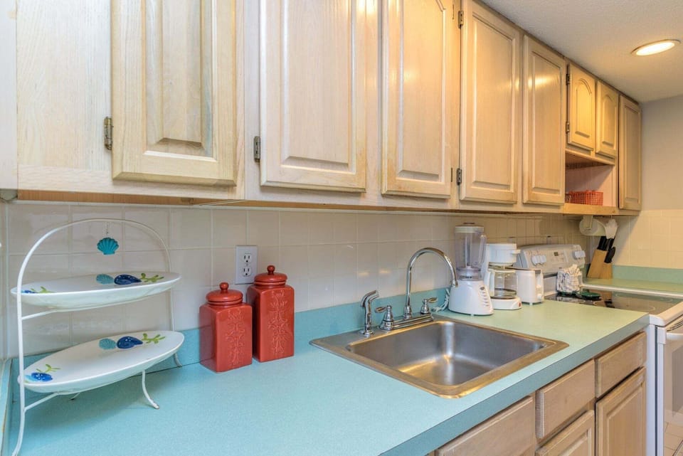 Condo, 3 Bedrooms | Private kitchen | Coffee/tea maker, fridge, oven, toaster