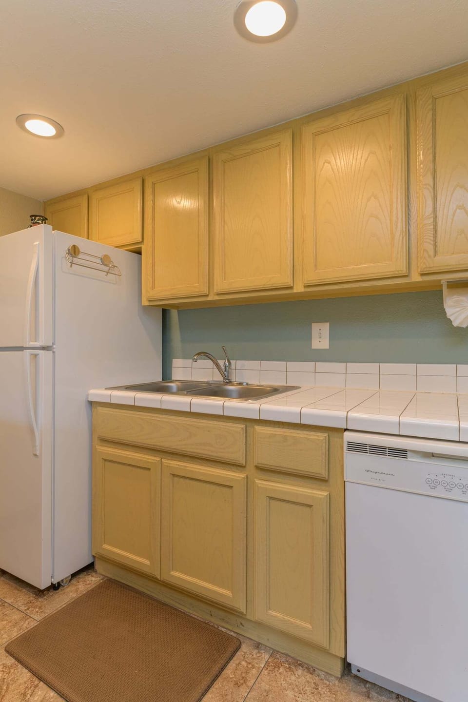 Condo, 1 Bedroom | Private kitchen | Fridge, oven