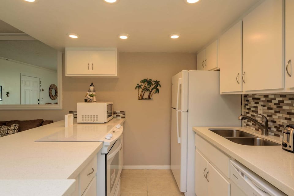 Condo, 1 Bedroom | Private kitchen | Coffee/tea maker, fridge, oven, toaster