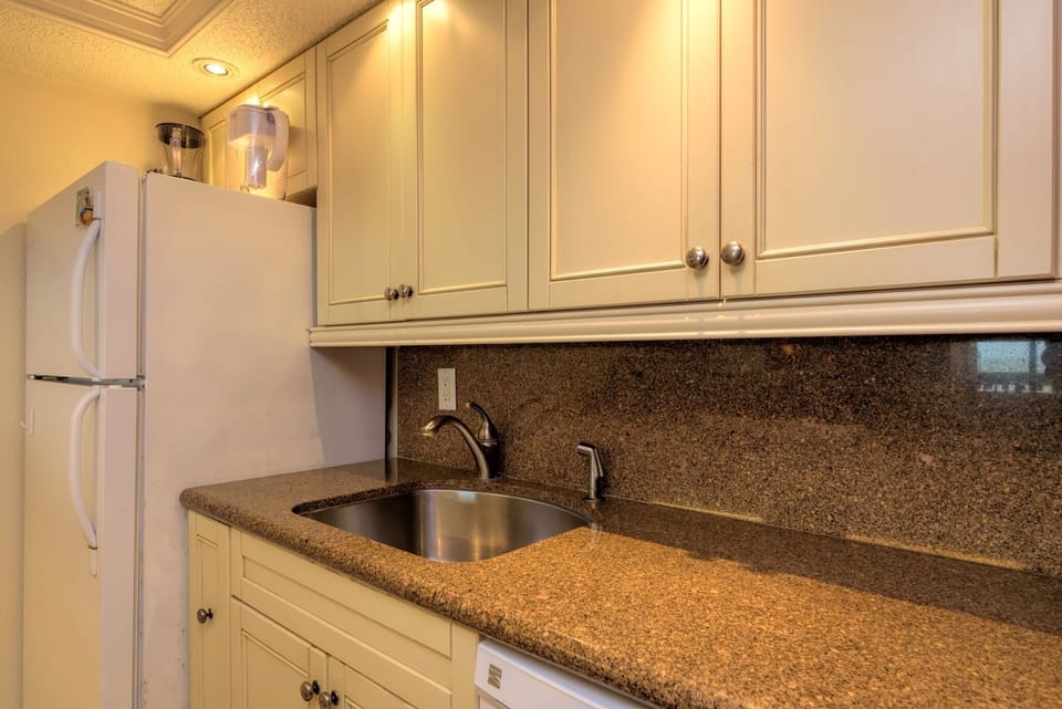 Condo, 1 Bedroom | Private kitchen | Fridge, oven, coffee/tea maker, toaster