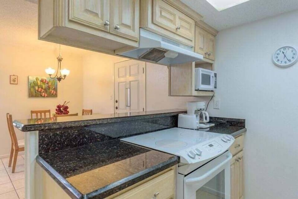 Condo, 1 Bedroom | Private kitchen | Fridge, oven