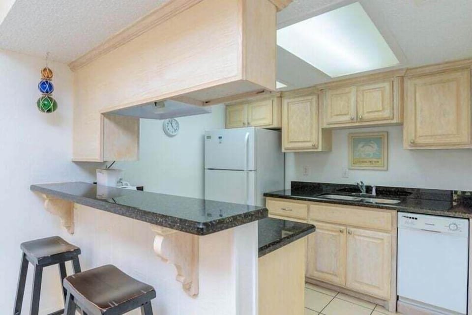Condo, 1 Bedroom | Private kitchen | Fridge, oven