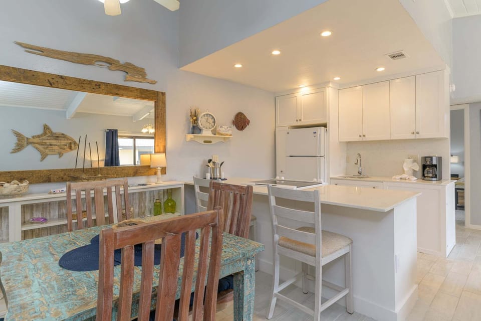 Condo, 1 Bedroom | Dining