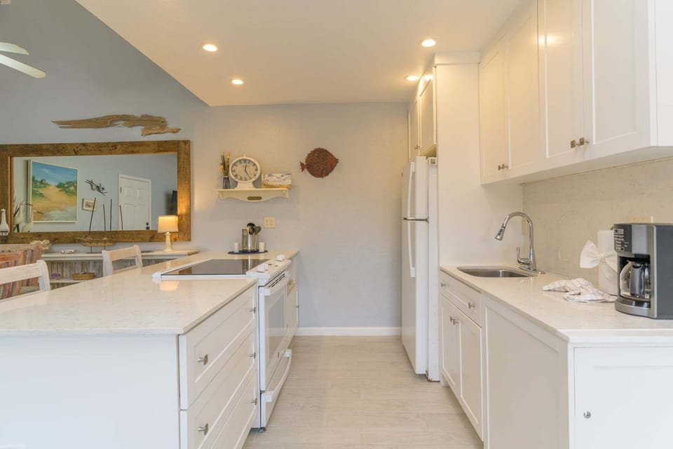 Condo, 1 Bedroom | Private kitchen | Fridge, oven, coffee/tea maker