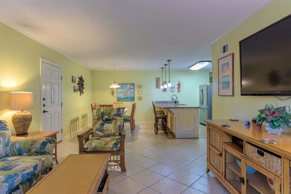 Condo, 2 Bedrooms | Living area