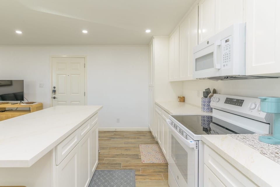 Condo, 1 Bedroom | Private kitchen | Coffee/tea maker, fridge, oven
