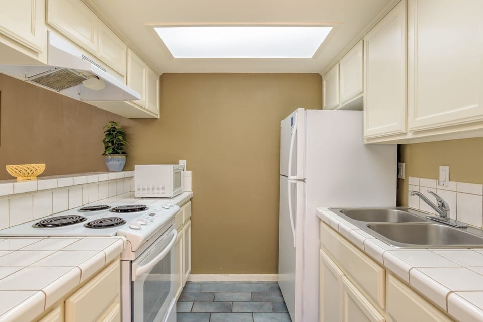 Condo, 1 Bedroom | Private kitchen | Coffee/tea maker, fridge, oven, toaster
