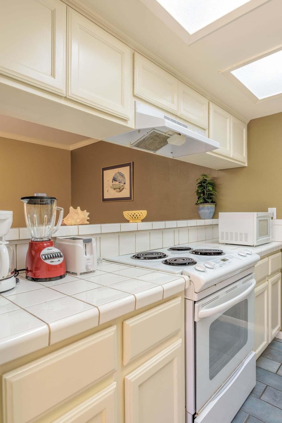 Condo, 1 Bedroom | Private kitchen | Coffee/tea maker, fridge, oven, toaster