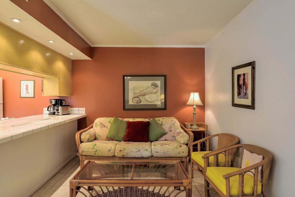Condo, 1 Bedroom | Living area