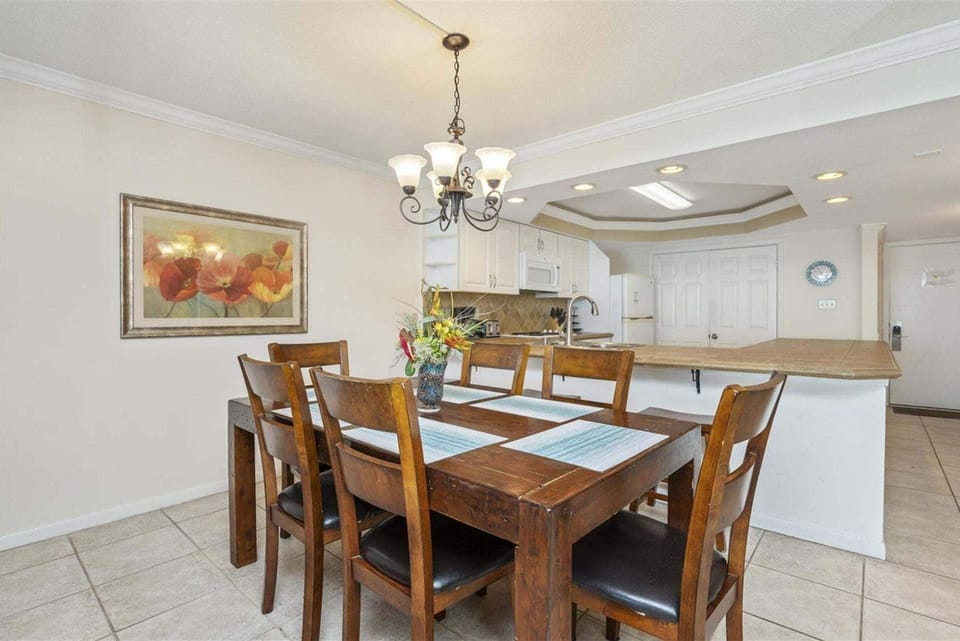 Condo, 2 Bedrooms | Dining