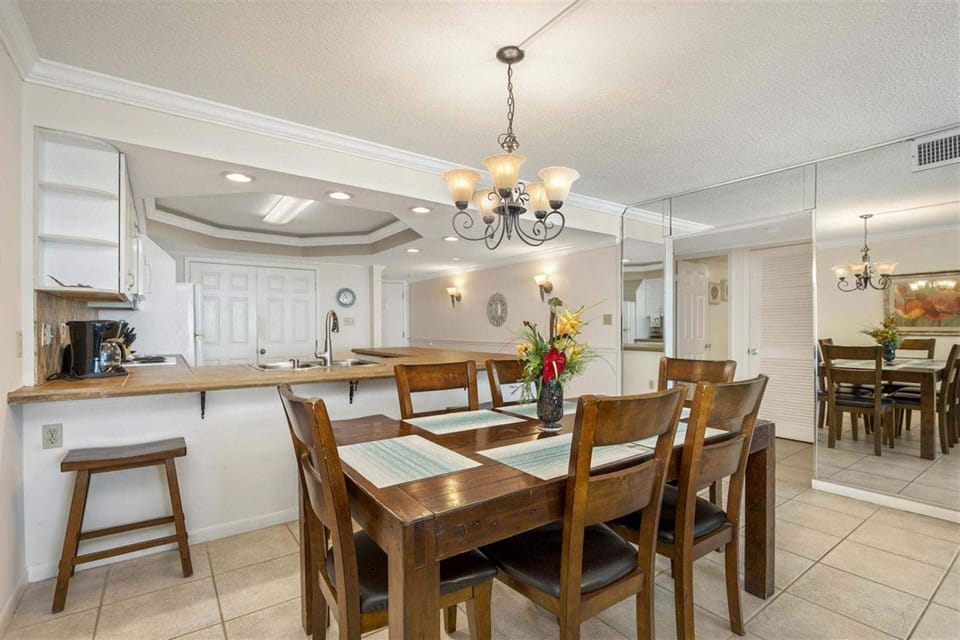 Condo, 2 Bedrooms | Dining