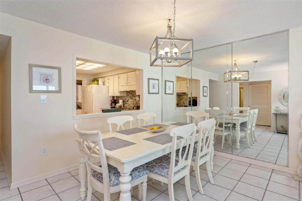 Condo, 2 Bedrooms | Dining