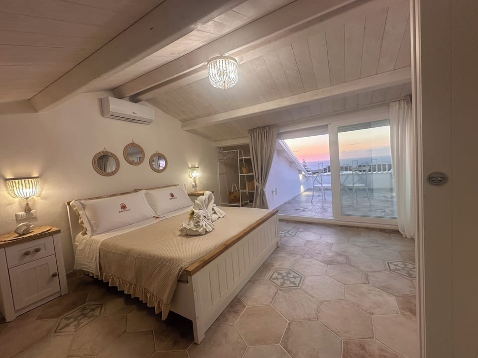 Double Room, Sea View | In-room safe, soundproofing, free WiFi
