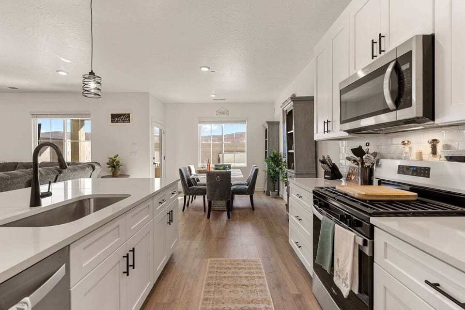 Townhome, 4 Bedrooms | Private kitchen | Coffee/tea maker, fridge, oven, toaster