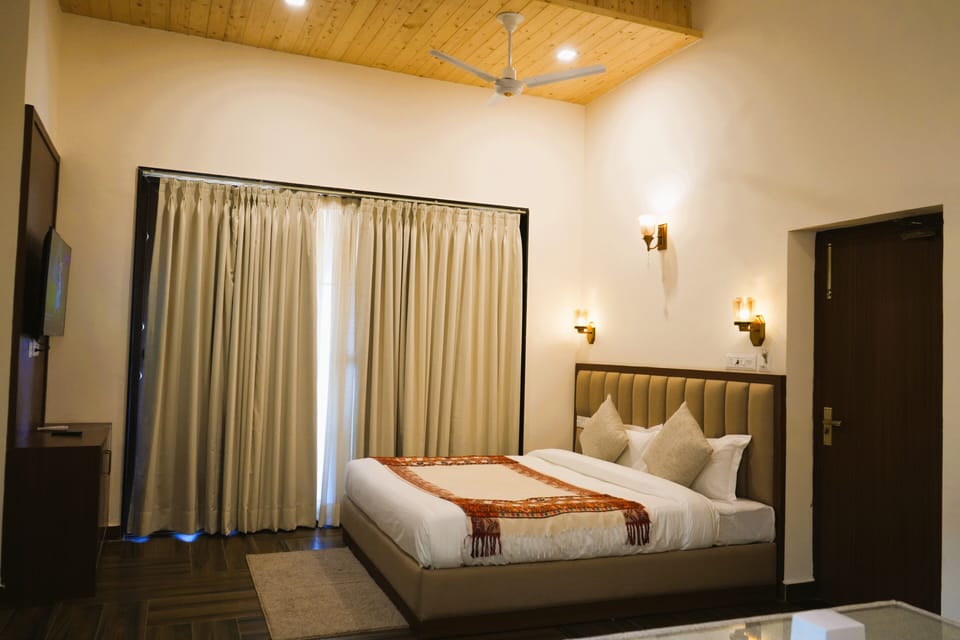 Luxury Studio, Balcony, Valley View | Soundproofing, iron/ironing board, free WiFi