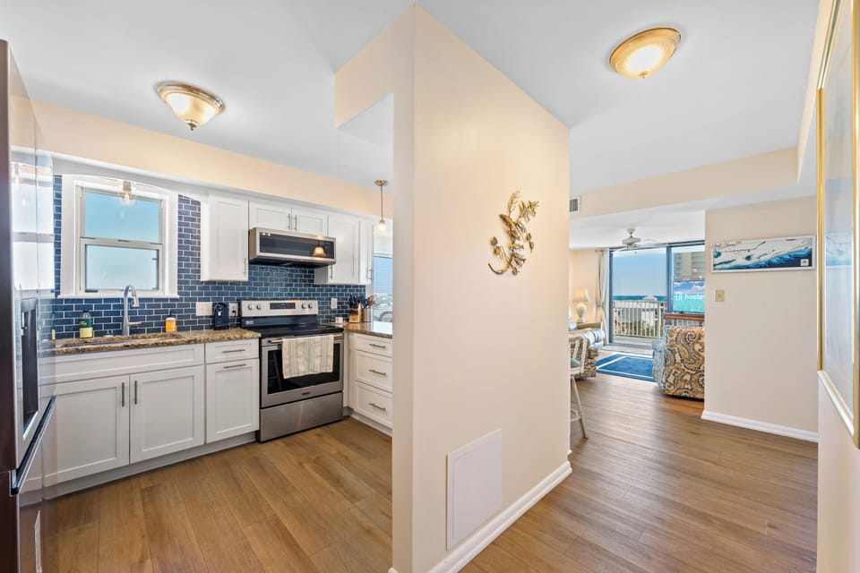 Signature Condo, 3 Bedrooms, Non Smoking, Balcony | Private kitchen | Fridge, microwave, oven, stovetop