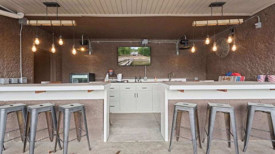 House, Multiple Beds, Patio (Mimosa Mornings) | Bar (on property)