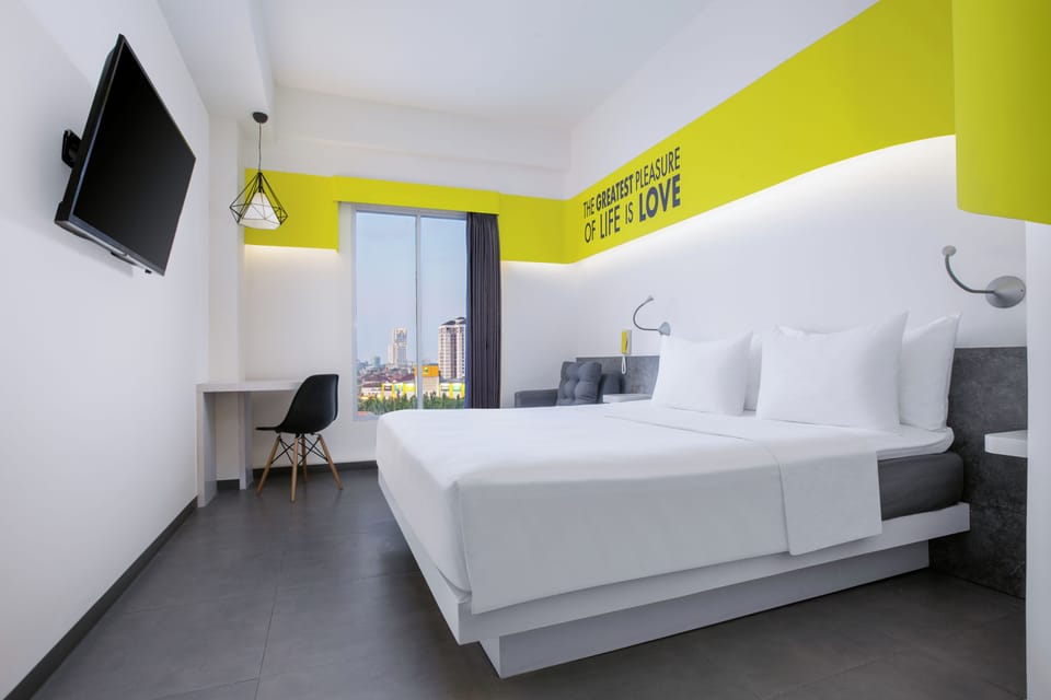 Room (Yello Urban) | In-room safe, desk, free WiFi