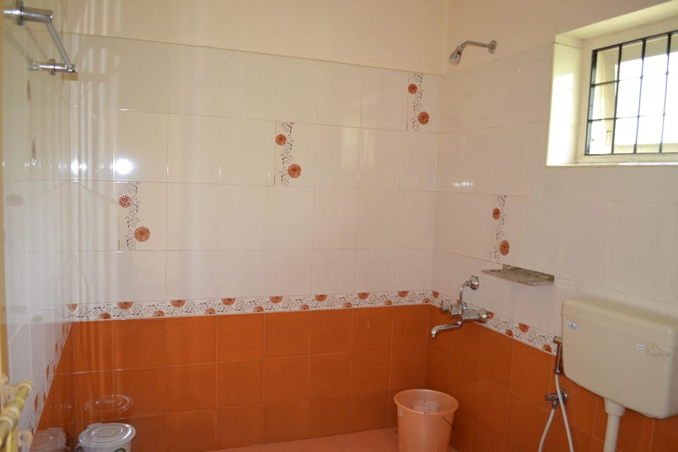 Standard Double Room | Bathroom | Shower, free toiletries, towels