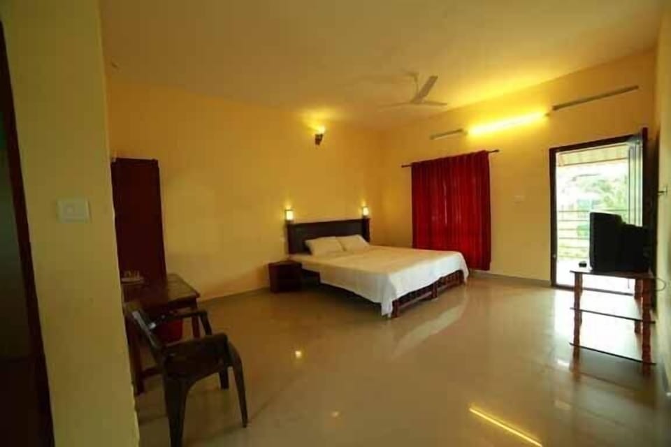 Deluxe Room with Private Balcony | Premium bedding, desk, rollaway beds, free WiFi