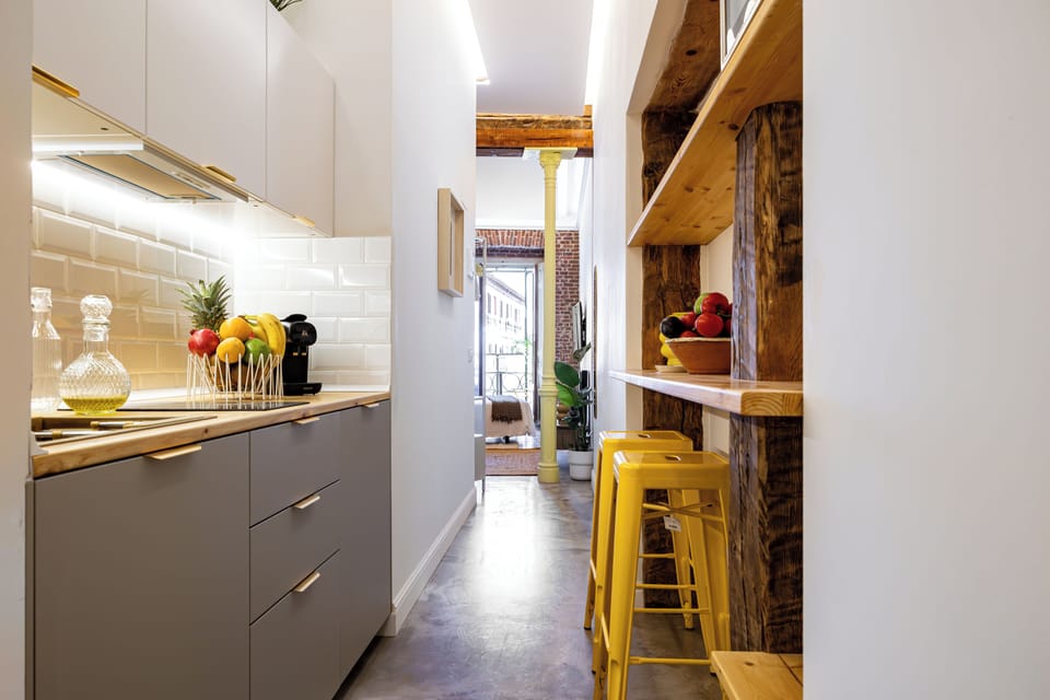 Design Apartment, City View | Private kitchen | Fridge, microwave, stovetop, cookware/dishes/utensils
