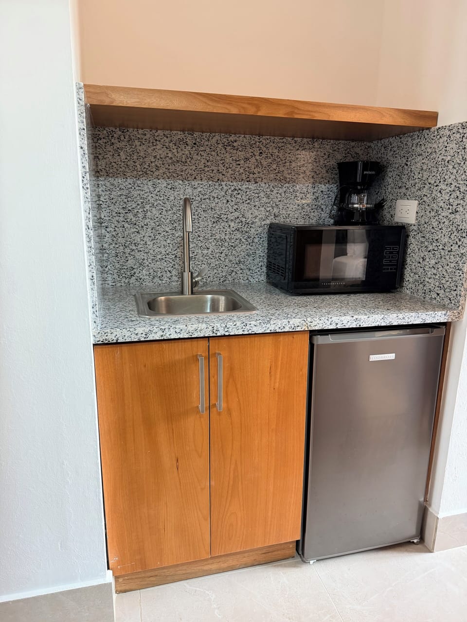 City Room, 1 Queen Bed, Balcony, Courtyard View | Private kitchen | Microwave, coffee/tea maker