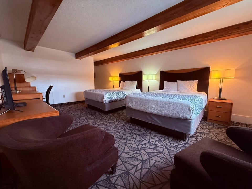 Premium bedding, desk, iron/ironing board, free WiFi