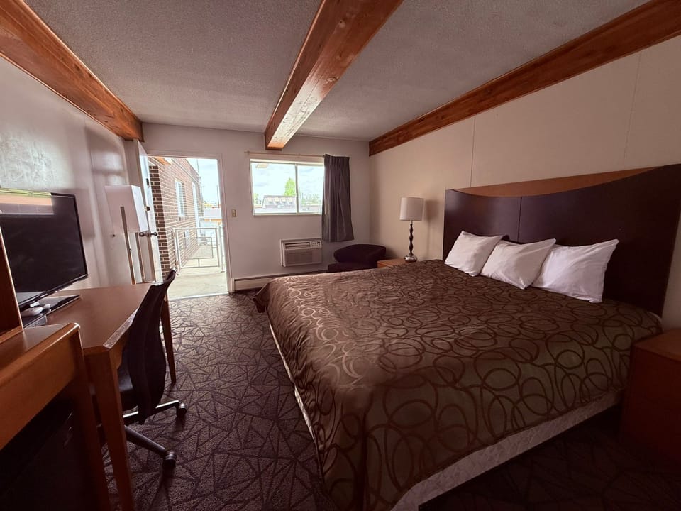 Premium bedding, desk, iron/ironing board, free WiFi