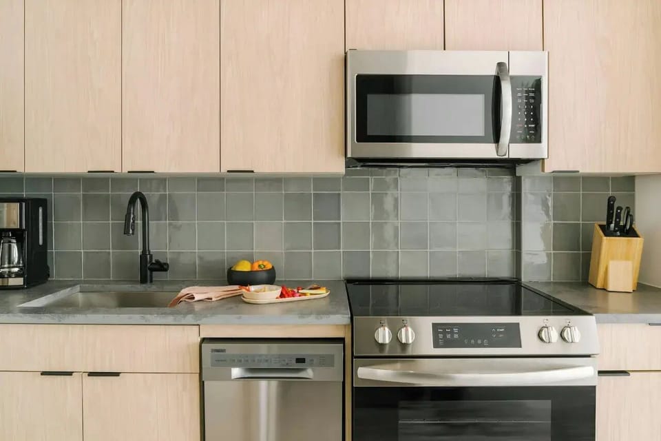 Comfort Apartment, 1 King Bed, Kitchen, City View | Private kitchen | Full-size fridge, microwave, oven, stovetop