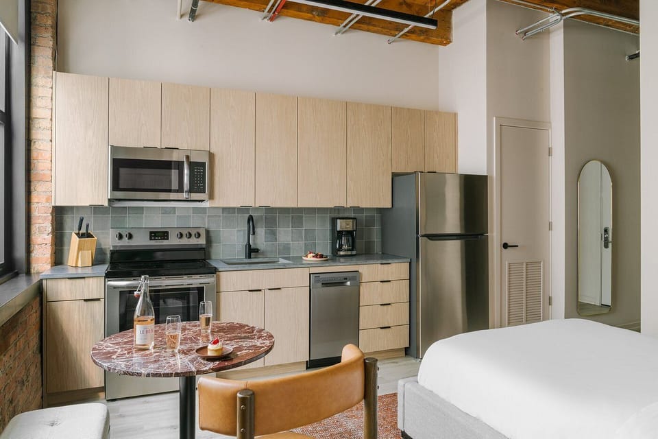 Full-size fridge, microwave, oven, stovetop