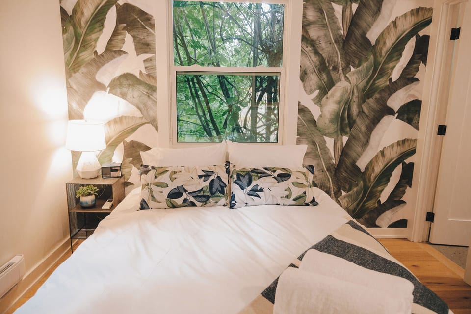 Design Room, 1 Queen Bed, Courtyard View | Premium bedding, memory foam beds, individually decorated, desk
