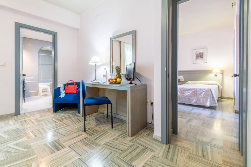 Family Room | In-room safe, blackout drapes, WiFi (free), bed sheets