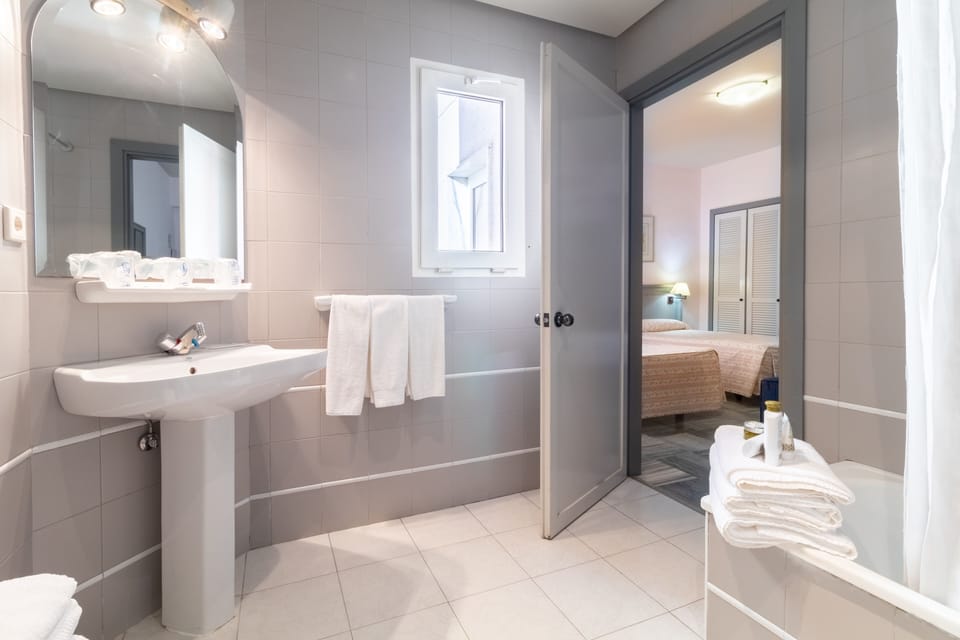 Bathtub, deep soaking tub, free toiletries, towels