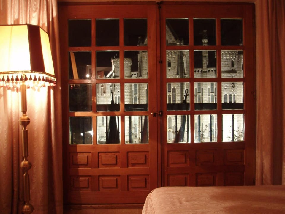 Desk, cribs/infant beds, bed sheets