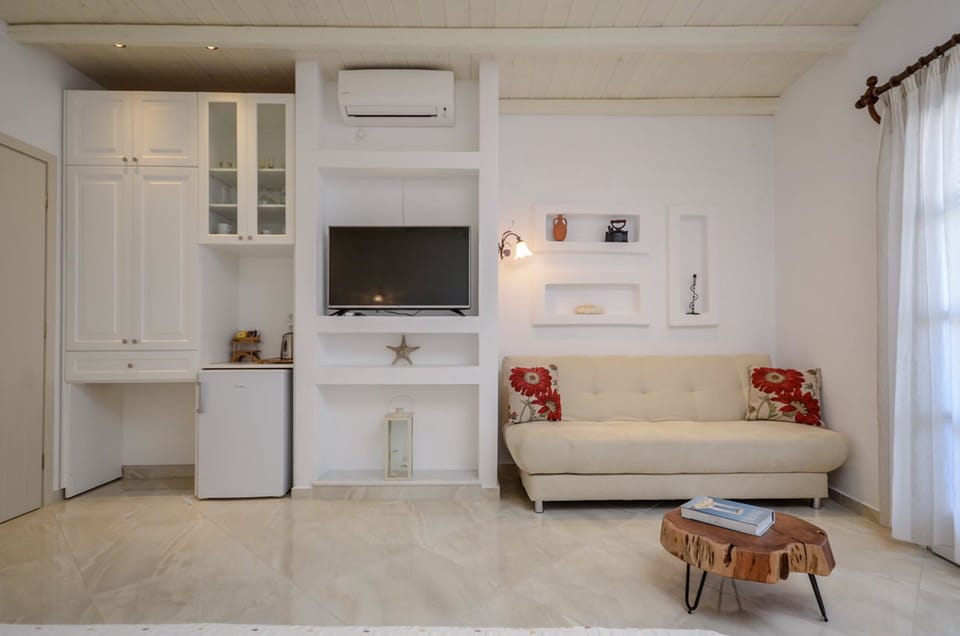 Studio Suite | In-room safe, desk, laptop workspace, soundproofing
