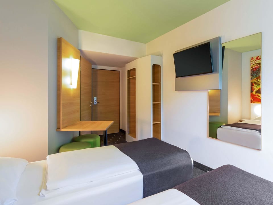 Twin Room | Desk, soundproofing, WiFi (free), bed sheets